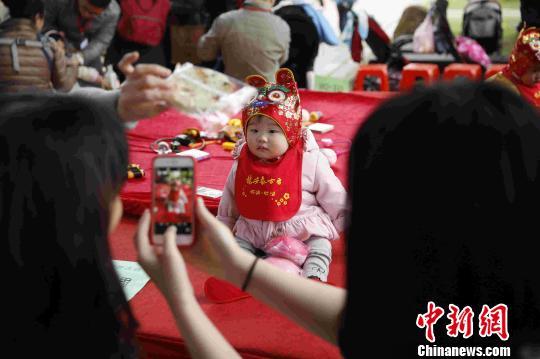 台北百名幼儿聚古厝参加古礼活动萌翻全场