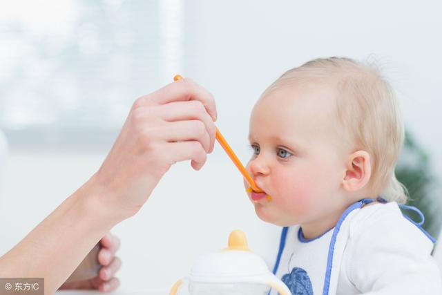 育儿说：宝宝快六个月了，一天喂几次奶和吃几次辅食比较合适呢？