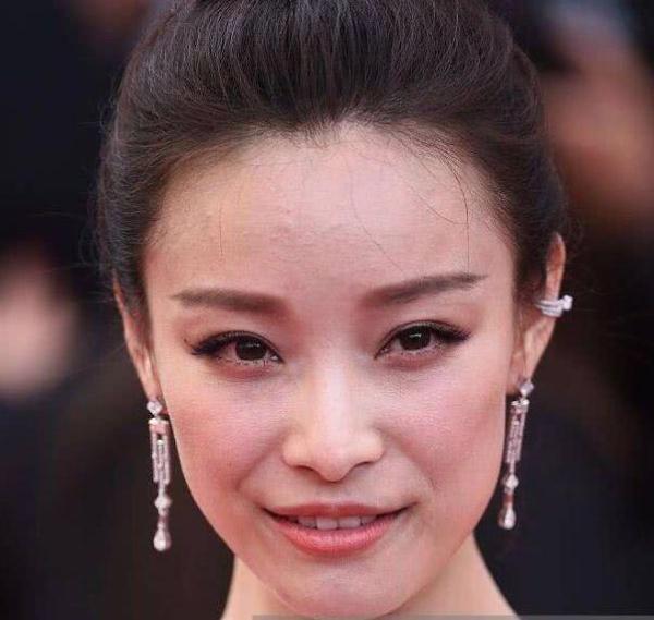 不过时装周无p图却暴露了疲态,毕竟也是30多岁了,泪沟和法令纹即便没