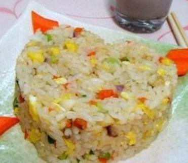 剩米饭经典做法“蛋炒饭”，食材丰富营养美味，一家老少都喜欢
