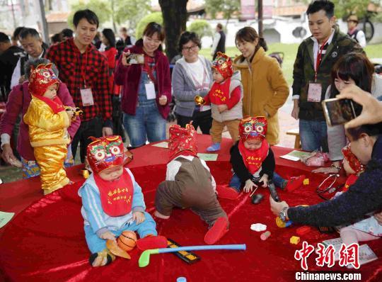 台北百名幼儿聚古厝参加古礼活动萌翻全场