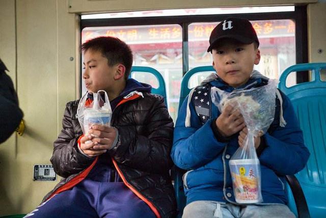 孕妇公交车上强制他人让座，6岁小男孩的一番话，让她低下了头
