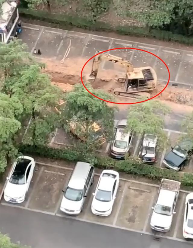 妈妈发现宝宝坐窗前一动不动，凑过去一看，这画面让宝妈无法淡定