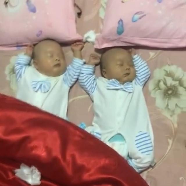 爸爸带双胞胎宝宝睡觉，三人睡姿神同步，网友：肯定是亲生的