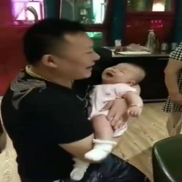舅舅第一次抱小外甥，宝宝的反应太出人意料，全家人笑得合不拢嘴