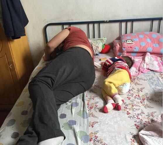 爸爸带双胞胎宝宝睡觉，三人睡姿神同步，网友：肯定是亲生的