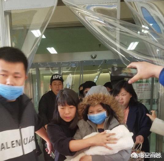 赵丽颖出院直接把孩子用毛毯裹了抱着出院，为啥不用婴儿篮？