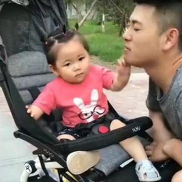 舅舅偷亲小外甥女，宝宝的反应，让一旁的妈妈笑岔了气