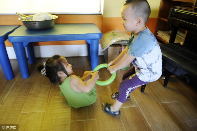 当孩子的玩具被抢走, 不想孩子变得胆小怕事,你的引导很重要