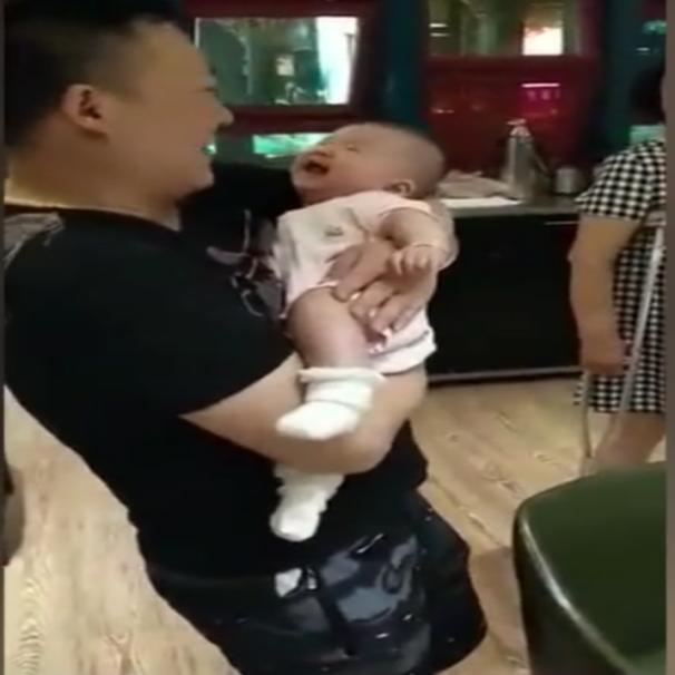 舅舅第一次抱小外甥，宝宝的反应太出人意料，全家人笑得合不拢嘴