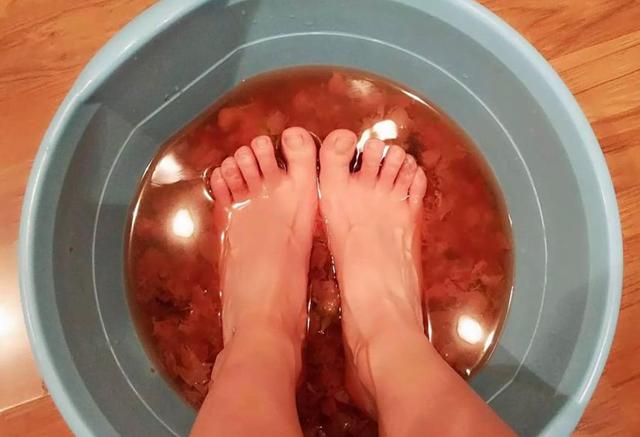 女儿月经初潮，妈妈需要做好这4件事，才能有效化解尴尬