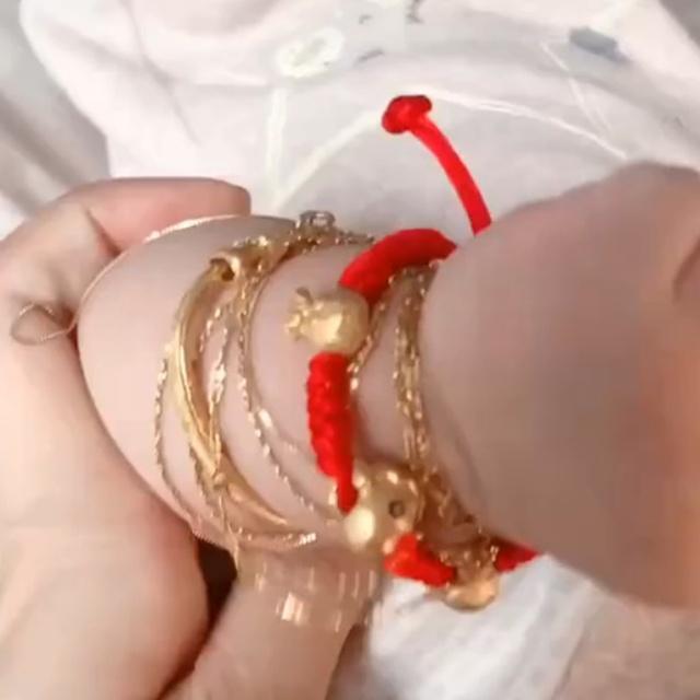 妈妈带宝宝拍满月照，看到宝宝胳膊后，摄影师无法淡定