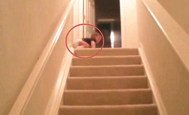 妈妈叫1岁的儿子喝奶，小娃1秒从2楼滑下来，爸妈都笑喷了