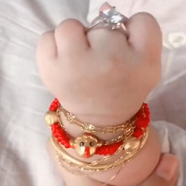 妈妈带宝宝拍满月照，看到宝宝胳膊后，摄影师无法淡定