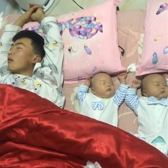 爸爸带双胞胎宝宝睡觉，三人睡姿神同步，网友：肯定是亲生的