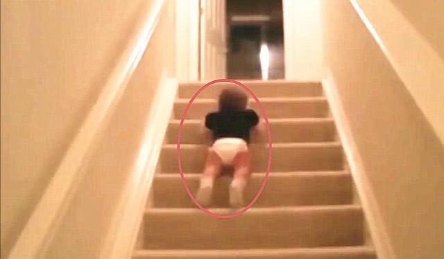 妈妈叫1岁的儿子喝奶，小娃1秒从2楼滑下来，爸妈都笑喷了