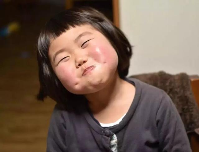 日本亲妈拍女儿100张丑照火了！哈哈哈心疼孩子3秒钟…