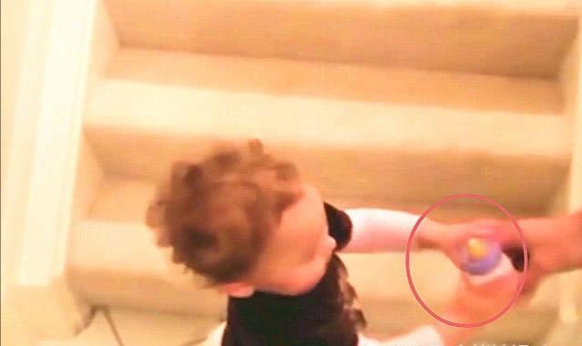 妈妈叫1岁的儿子喝奶，小娃1秒从2楼滑下来，爸妈都笑喷了