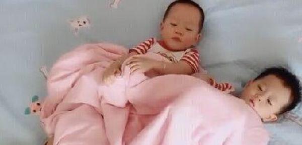 三胞胎同盖一张被子睡觉，妈妈发现被子在动，掀开被子后妈妈乐了