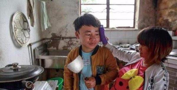 小矮人夫妻无视医生劝阻，坚持怀孕生子，生的孩子最后这样