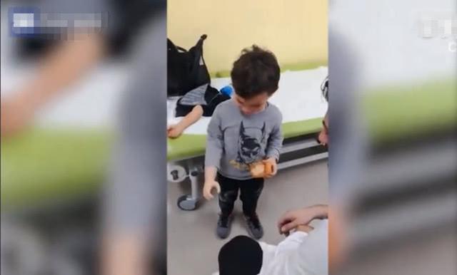3岁男孩先天没有右臂，戴上仿生手臂后不愿摘下，网友：看哭了