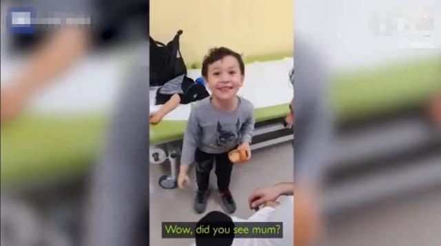 3岁男孩先天没有右臂，戴上仿生手臂后不愿摘下，网友：看哭了
