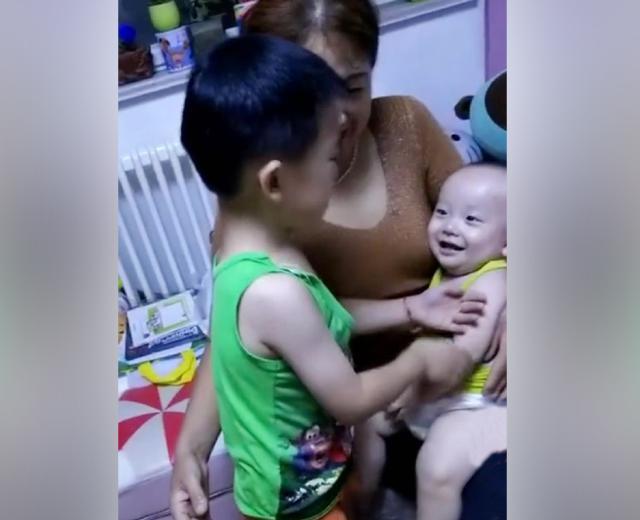 哥哥看弟弟断奶, 心疼抱着弟弟哭了, 弟弟的反应让人笑翻