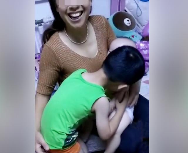 哥哥看弟弟断奶, 心疼抱着弟弟哭了, 弟弟的反应让人笑翻