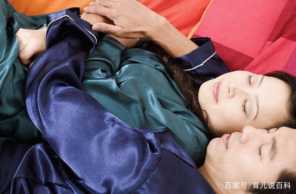 老婆怀孕后，老公用什么样的睡姿，就能看出他有多爱你