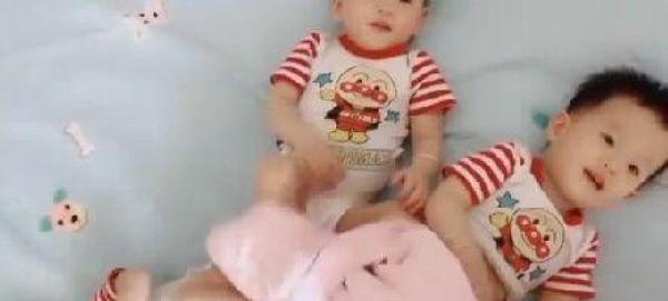 三胞胎同盖一张被子睡觉，妈妈发现被子在动，掀开被子后妈妈乐了