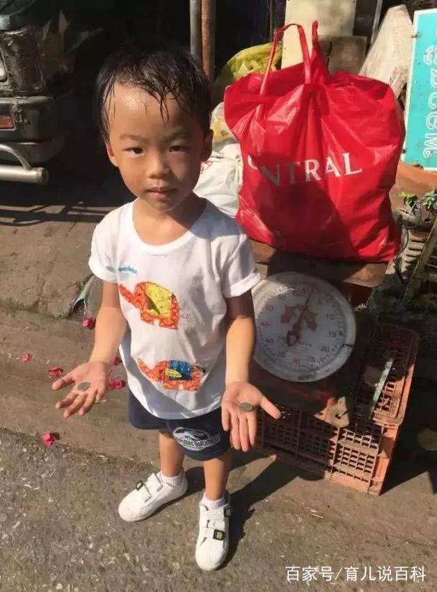 5岁男孩不想上学，妈妈带他捡一天垃圾，回家后孩子哭着求妈妈