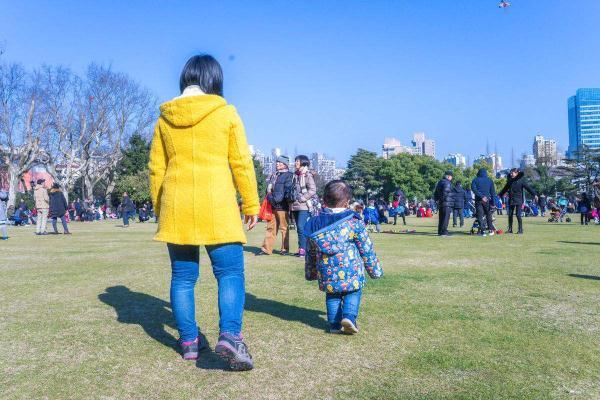 春季带娃外出游玩、晒太阳，别穿两种颜色的衣服，皮肤容易受伤