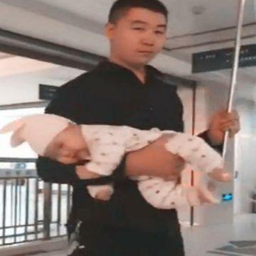 爸爸抱着打吊针的宝宝，因姿势独特而走红，宝宝：我能怎么办