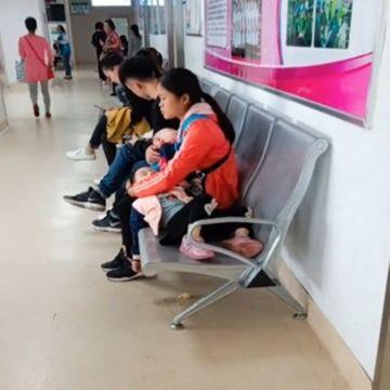 宝妈一个人抱着两个孩子看病，诠释了什么叫“为母则刚”