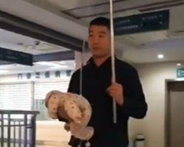 爸爸抱着打吊针的宝宝，因姿势独特而走红，宝宝：我能怎么办