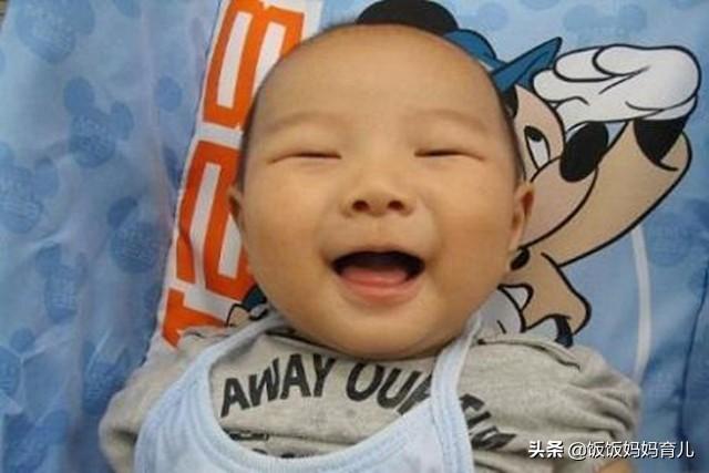 如果孩子满6个月,不会做这4个“动作”,暗示可能身体发育迟缓了