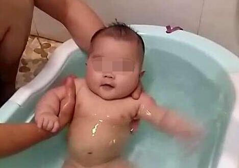 宝妈们注意，别这么给孩子洗澡，可能会损伤孩子的生育能力