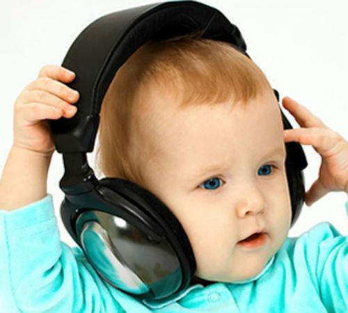 唱歌、玩玩具，这样就能培养宝宝的音乐智能啦！