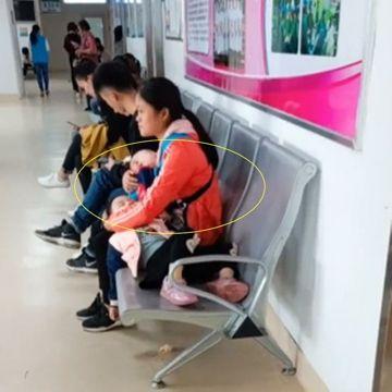 宝妈一个人抱着两个孩子看病，诠释了什么叫“为母则刚”