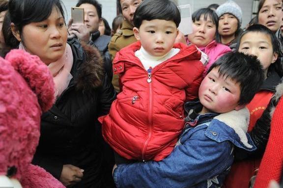 4岁男童被人贩子抱走，小孩机智喊了两字，人贩扔下他就跑了