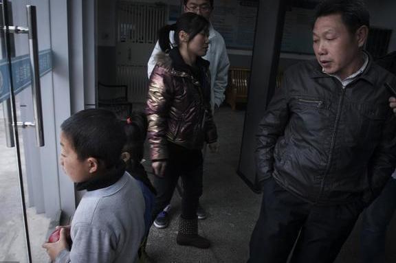 4岁男童被人贩子抱走，小孩机智喊了两字，人贩扔下他就跑了
