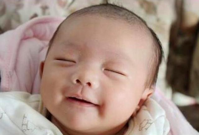 宝宝睡觉时，总是抿嘴偷笑，是怎么回事？这三个原因别忽视！