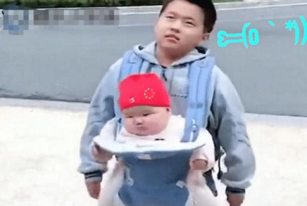 当初死活让妈妈生一个妹妹，现在每次出门都是这画风，看完不许笑