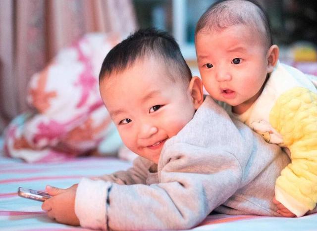 为什么很多妈妈愿意三年抱俩？背后隐藏的四点原因，不只是想省事