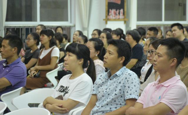 开家长会时，这4种衣服是禁忌，你穿了会让孩子很尴尬