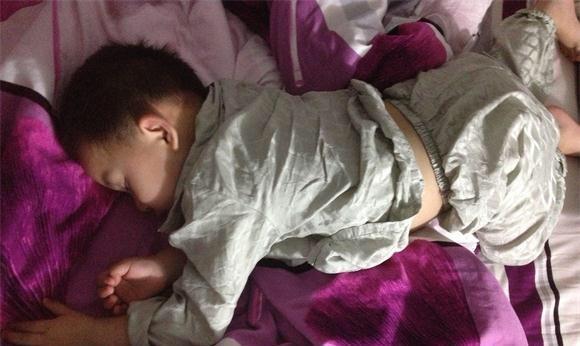 孩子睡觉踢被子，别以为是热，这2种情况，家长不重视会影响发育