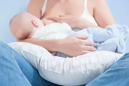 0-2岁宝宝每天该吃多少母乳？看这篇就够了