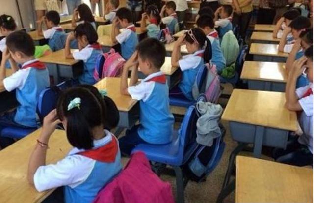 开家长会时，这4种衣服是禁忌，你穿了会让孩子很尴尬