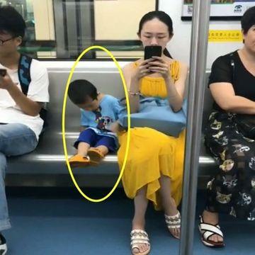小男孩和妈妈一起坐地铁，乖巧的样子太可爱，网友：真是太懂事了