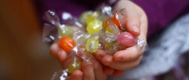娃做得好，你奖励巧克力、玩具！大脑科学告诉你，这可能害了他！